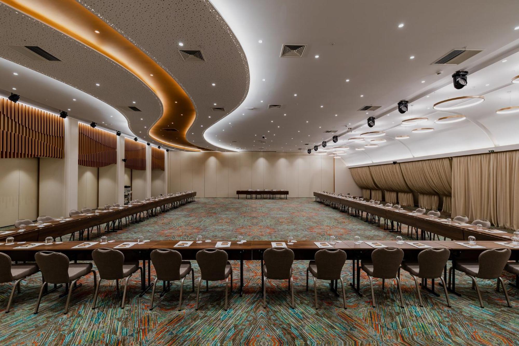 Holiday Inn Skopje By Ihg Exterior photo
